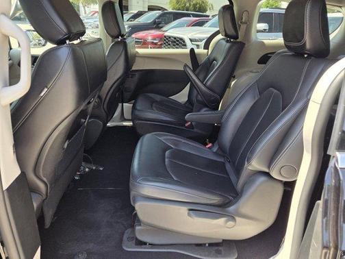 Diamond Black 2024 Chrysler Pacifica Hybrid Select