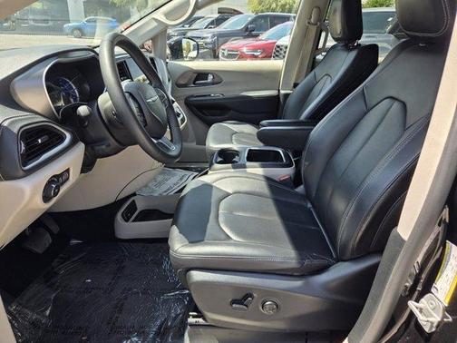 Diamond Black 2024 Chrysler Pacifica Hybrid Select