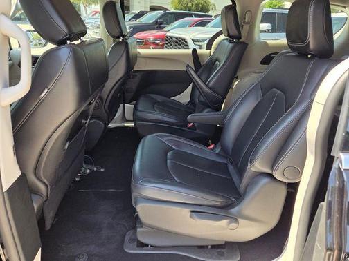 Diamond Black 2024 Chrysler Pacifica Hybrid Select
