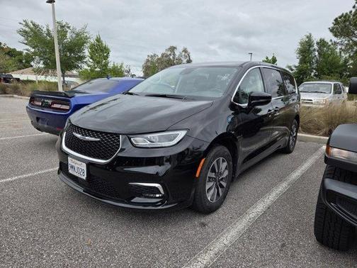 Diamond Black 2024 Chrysler Pacifica Hybrid Select