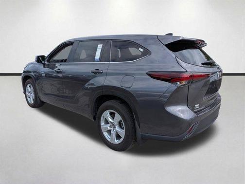 Magnetic Gray Metallic 2024 Toyota Highlander LE