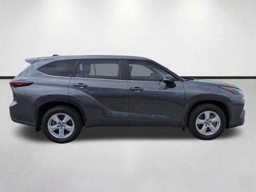 Magnetic Gray Metallic 2024 Toyota Highlander LE