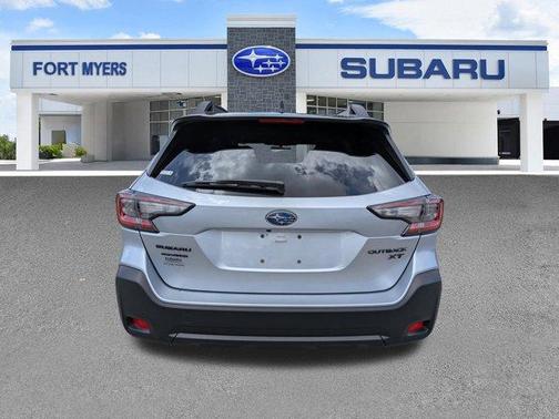 Ice Silver Metallic 2025 Subaru Outback Onyx Edition XT