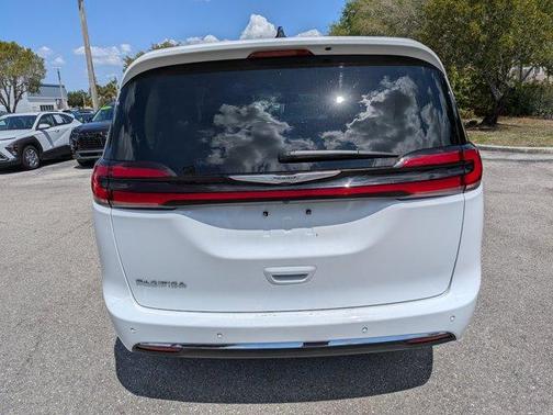 2024 Chrysler Pacifica Touring-L