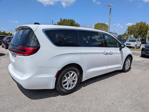 2024 Chrysler Pacifica Touring-L