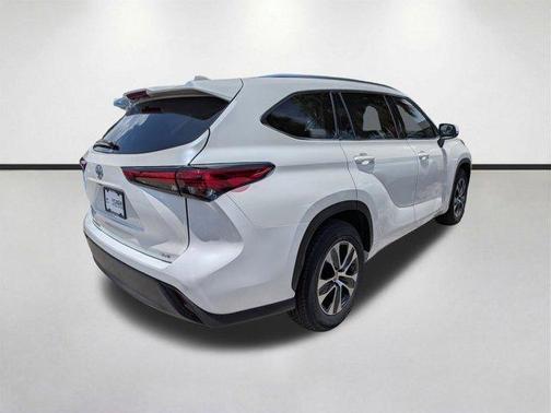 Blizzard Pearl 2021 Toyota Highlander XLE