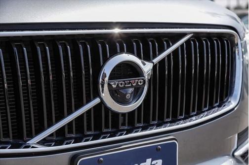 2017 Volvo XC90 T6 Momentum