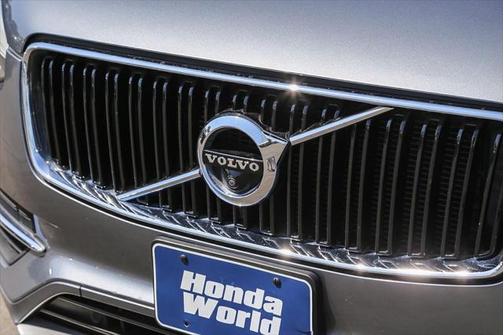 2017 Volvo XC90 T6 Momentum