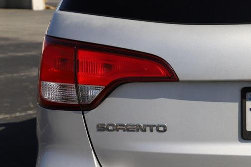 Silver 2015 Kia Sorento LX