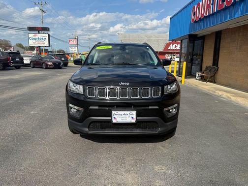 Diamond Black Crystal Pearlcoat 2019 Jeep Compass Latitude