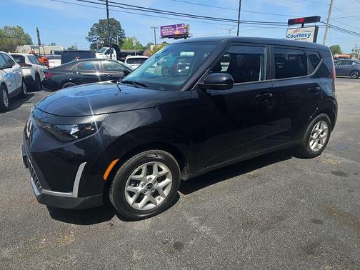 Fusion Black 2024 Kia Soul LX