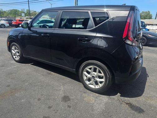Fusion Black 2024 Kia Soul LX