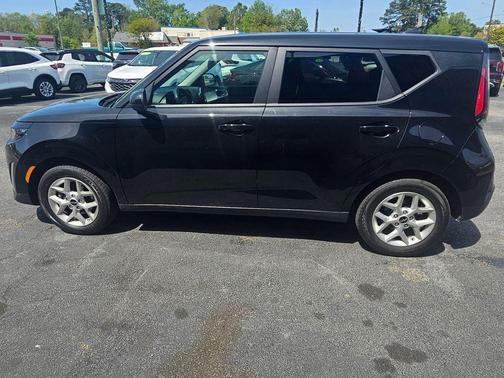 Fusion Black 2024 Kia Soul LX