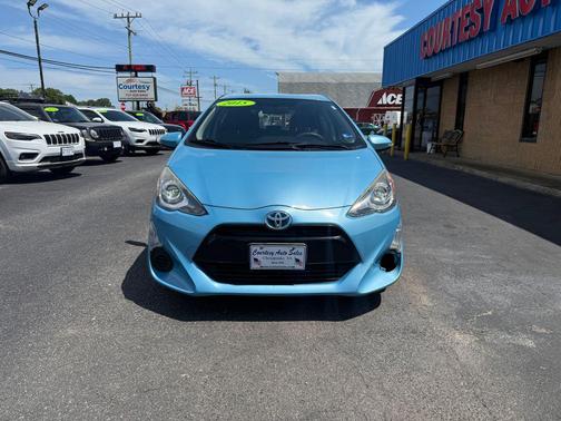 Sparkling Sea Metallic 2015 Toyota Prius c Two