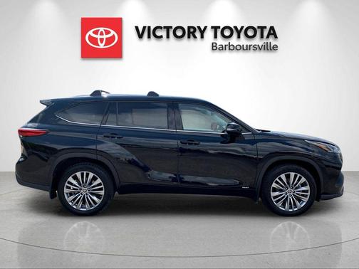 Midnight Black Metallic 2022 Toyota Highlander Hybrid Platinum