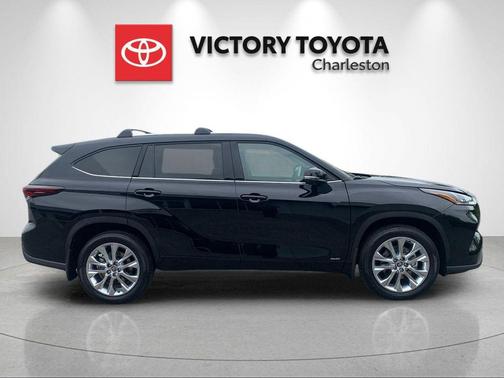 Midnight Black Metallic 2026 Toyota Highlander Hybrid Limited