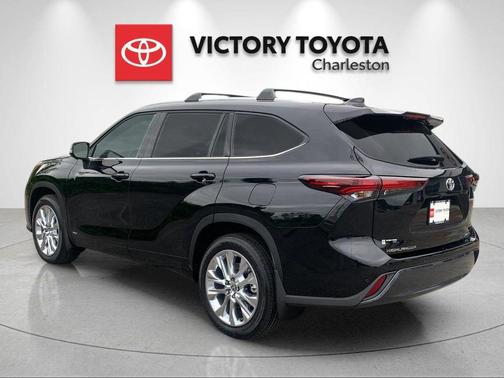 Midnight Black Metallic 2026 Toyota Highlander Hybrid Limited