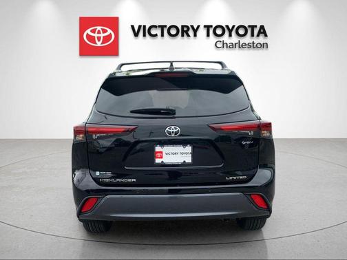 Midnight Black Metallic 2026 Toyota Highlander Hybrid Limited