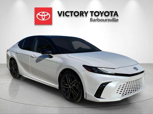Wind Chill Pearl/Midnight Black Metallic 2025 Toyota Camry XSE