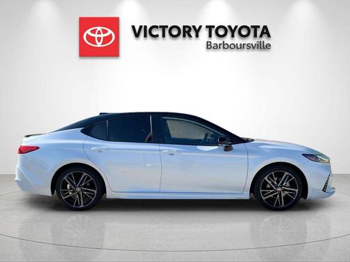 Wind Chill Pearl/Midnight Black Metallic 2025 Toyota Camry XSE