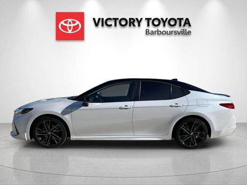 Wind Chill Pearl/Midnight Black Metallic 2025 Toyota Camry XSE