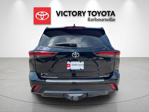 Midnight Black Metallic 2024 Toyota Highlander XLE