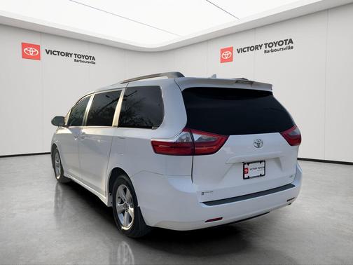 2020 Toyota Sienna LE