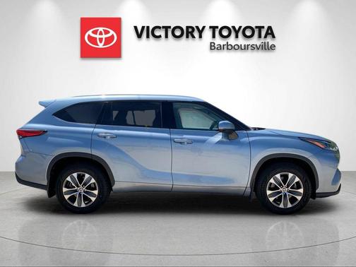 Moon Dust 2022 Toyota Highlander XLE