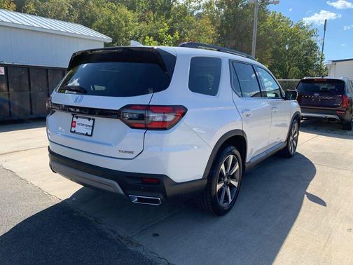 2023 Honda Pilot Touring 8-Passenger