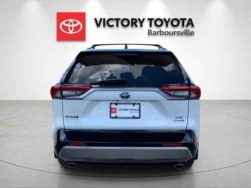 Wind Chill Pearl/Midnight Black Metallic 2024 Toyota RAV4 Hybrid SE
