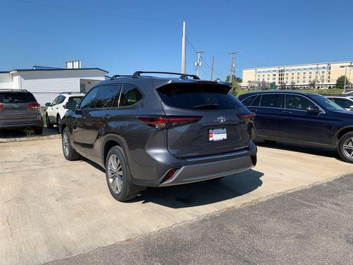 2025 Toyota Highlander Platinum