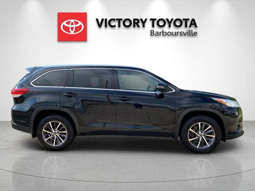 Midnight Black Metallic 2017 Toyota Highlander XLE