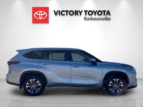 Celestial Silver Metallic 2025 Toyota Highlander XLE