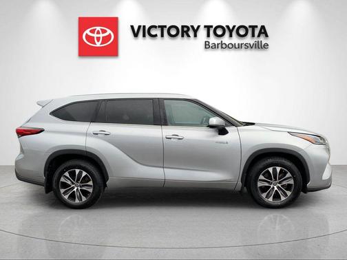 Celestial Silver Metallic 2021 Toyota Highlander Hybrid XLE