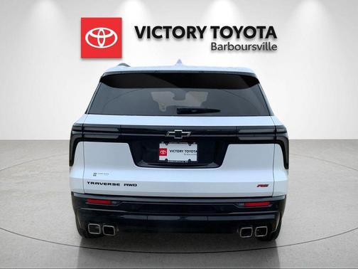 Iridescent Pearl Tricoat 2024 Chevrolet Traverse RS