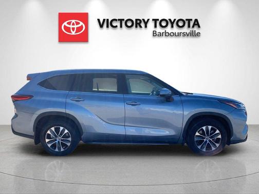 Moon Dust 2022 Toyota Highlander XLE