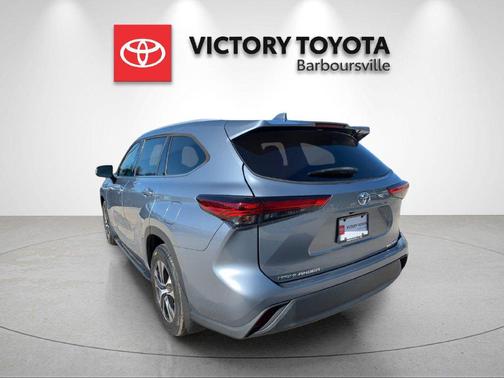 Moon Dust 2022 Toyota Highlander XLE