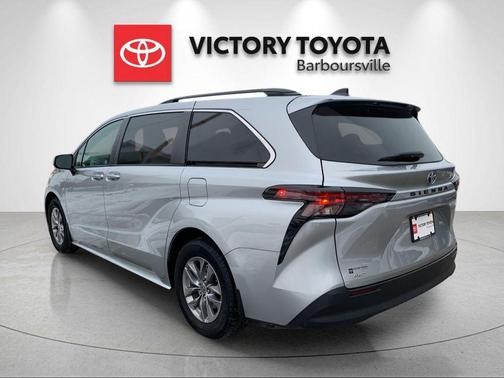 2023 Toyota Sienna LE