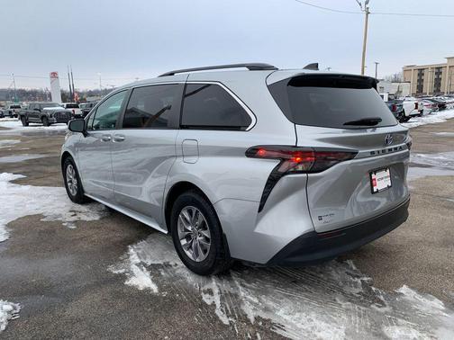 2023 Toyota Sienna LE