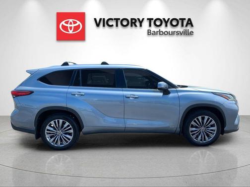 Moon Dust 2022 Toyota Highlander Hybrid Platinum