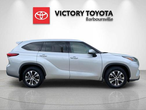 Celestial Silver Metallic 2022 Toyota Highlander Hybrid XLE