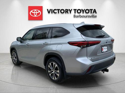 Celestial Silver Metallic 2022 Toyota Highlander Hybrid XLE
