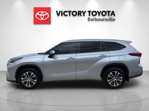 Celestial Silver Metallic 2022 Toyota Highlander Hybrid XLE