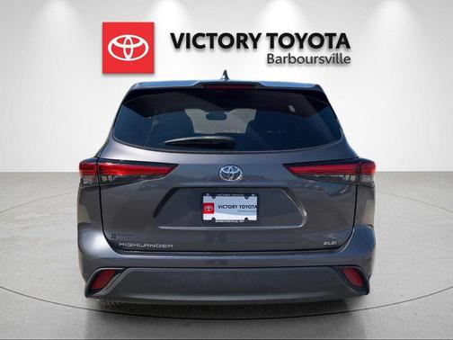 Magnetic Gray Metallic 2023 Toyota Highlander XLE