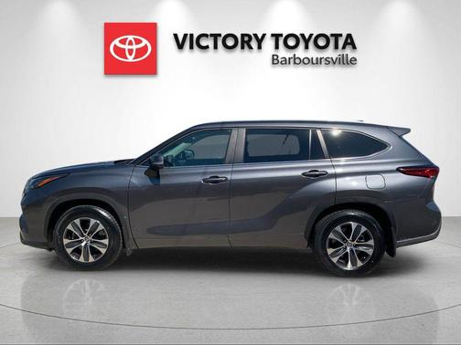 Magnetic Gray Metallic 2023 Toyota Highlander XLE