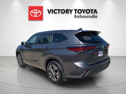 Magnetic Gray Metallic 2023 Toyota Highlander XLE