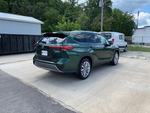 2023 Toyota Highlander Hybrid Platinum