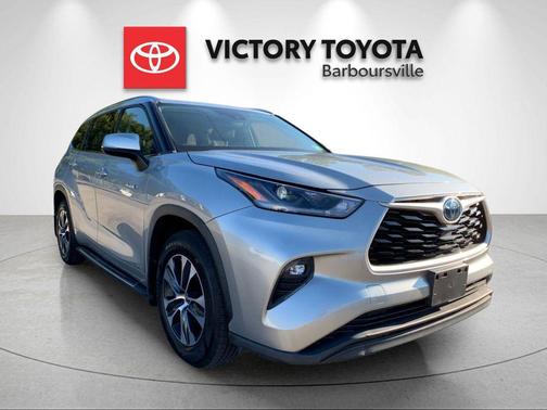 Celestial Silver Metallic 2021 Toyota Highlander Hybrid XLE
