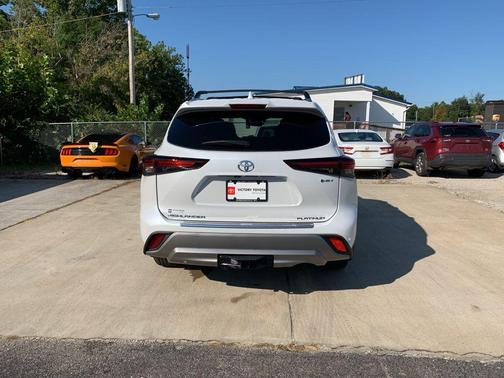 2025 Toyota Highlander Hybrid Platinum
