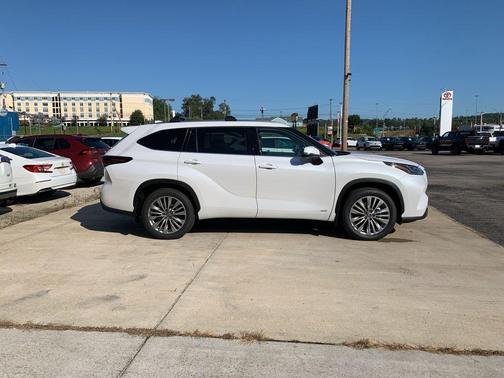 2025 Toyota Highlander Hybrid Platinum